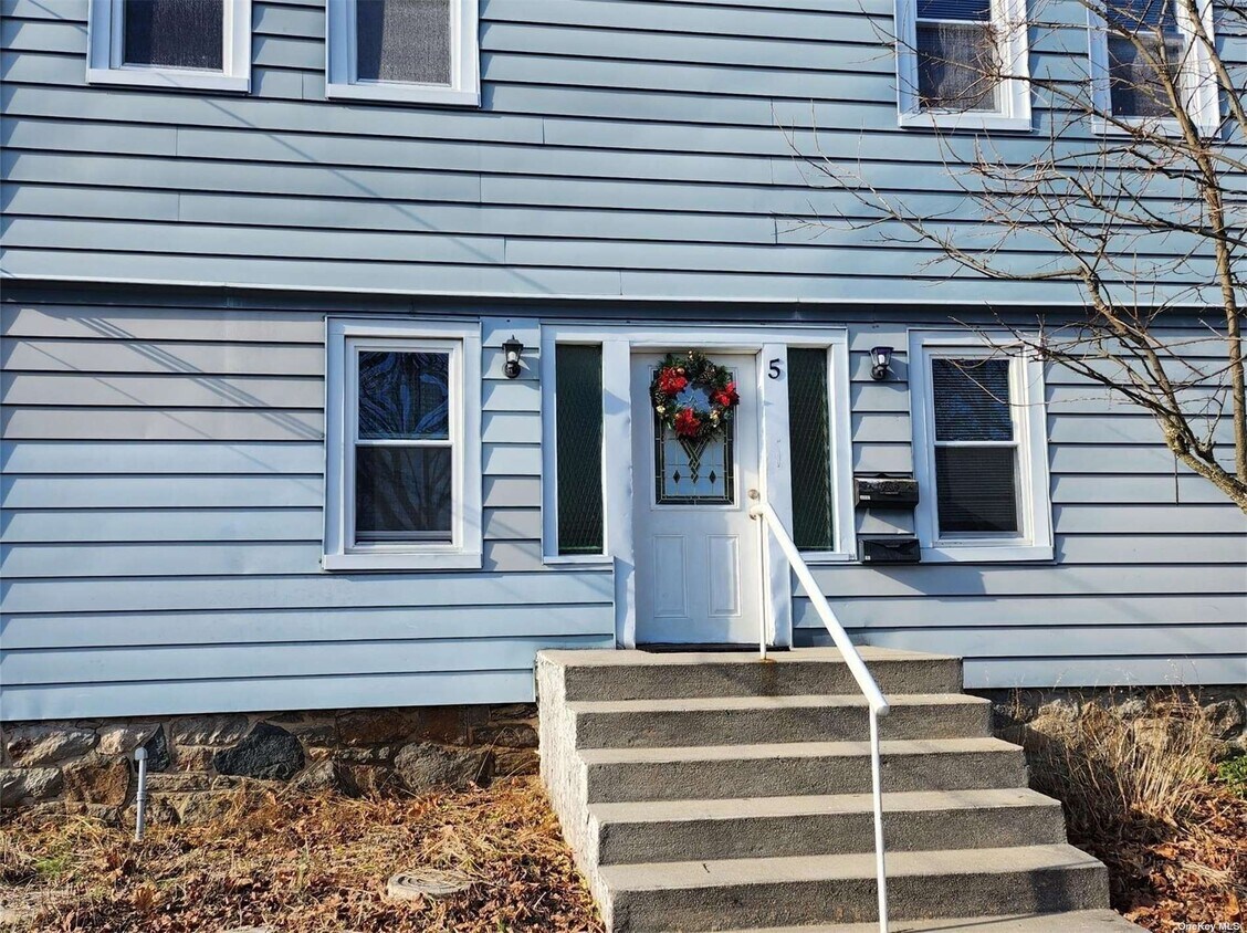 Primary Photo - 5 Parkland Ave