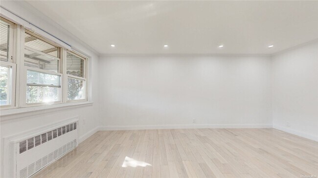 Building Photo - 1186 E 56th St