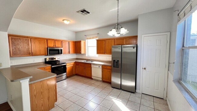Building Photo - Charming, SPACIOUS 5 Bedroom, 3 Bathroom H...