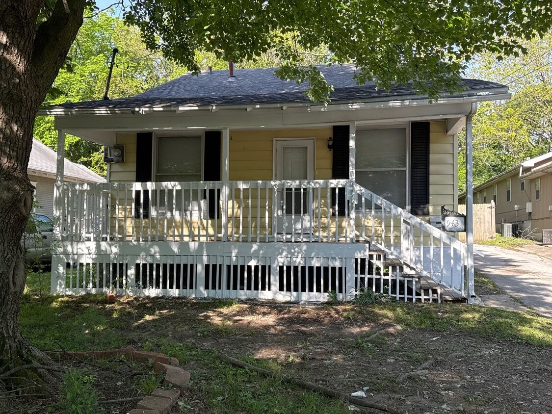 Foto principal - 2 Bedroom 1 Bath House $895!