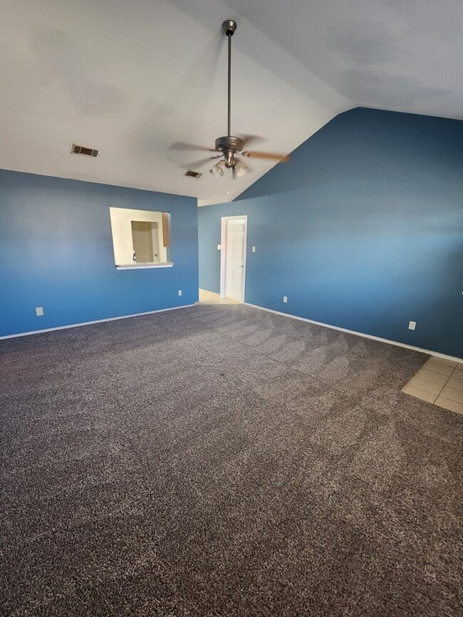 Building Photo - 3 bed 2 bath home, 1 car garage