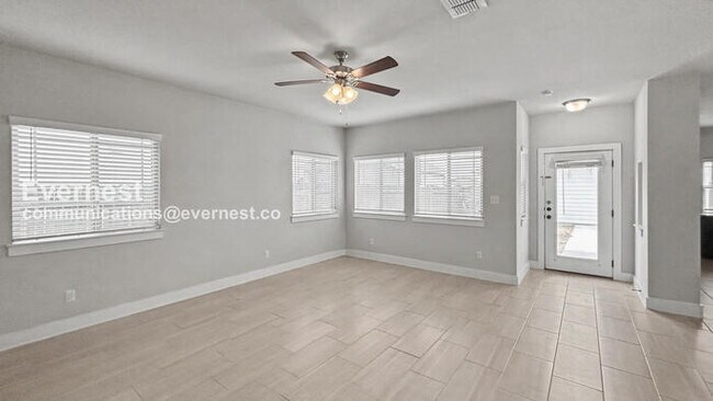 Building Photo - 3 Bed, 2 Bath Home with Fenced Yard & Garage / Pet-Friendly / Available Now!