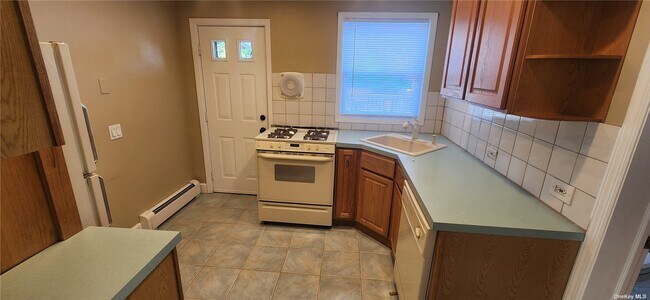 Building Photo - 20 Pearsall Ave