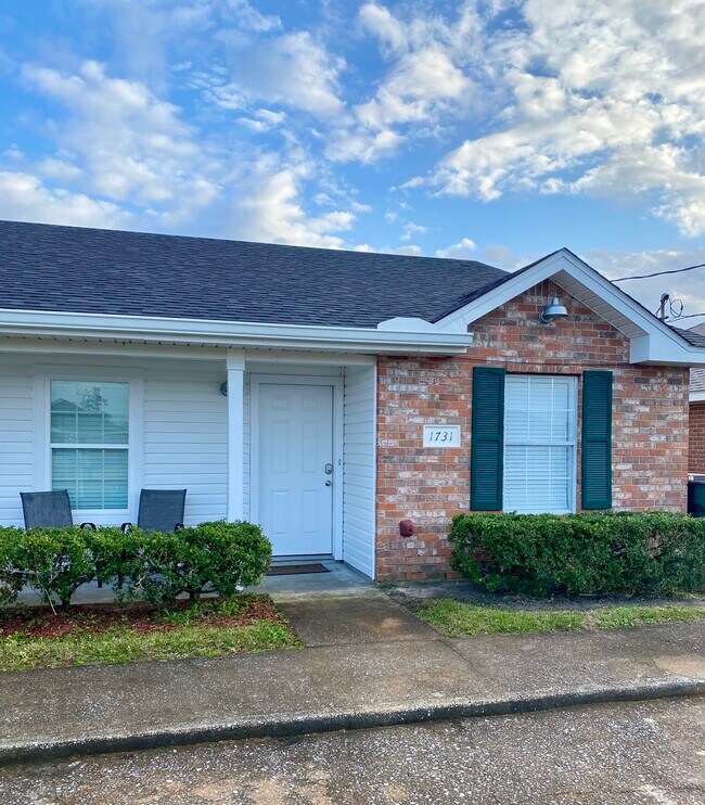 Building Photo - 1731 N Tallowood Dr