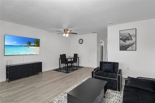 Foto del edificio - 3225 E Riverside Dr