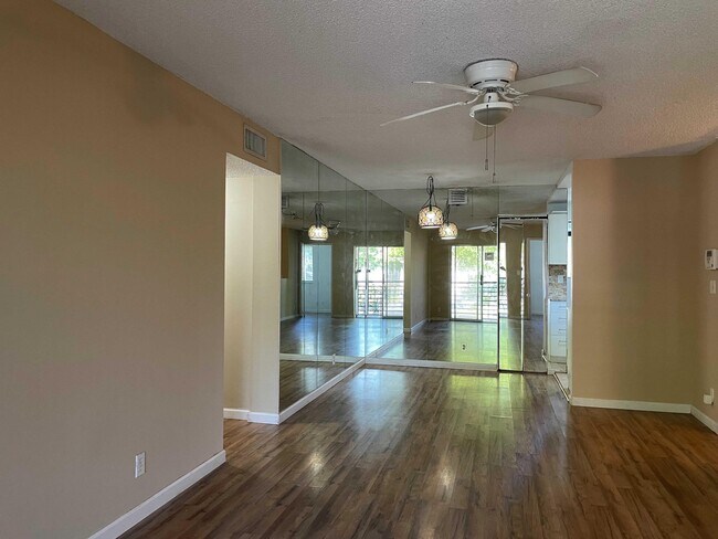 Foto del edificio - 704 Gardens Dr
