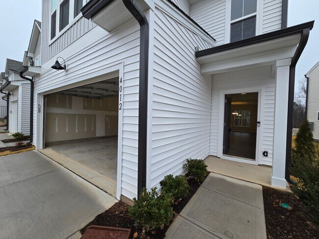 Foto del edificio - NEWLY BUILT END UNIT TOWNHOME