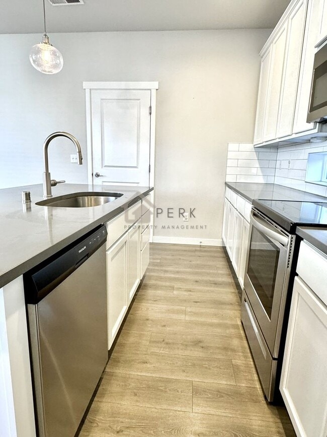 Foto del edificio - Modern 4-Bedroom, 2.5-Bath, 3-Story Home in Gated South Hill Community