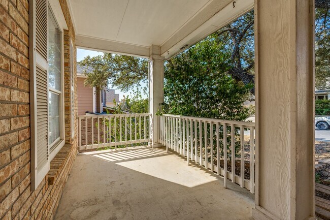 Building Photo - 3-BEDROOM HOME IN OAKVIEW HEIGHTS