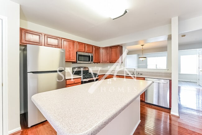 Building Photo - Welcome home to this lovely 3 bedroom, 2.5...