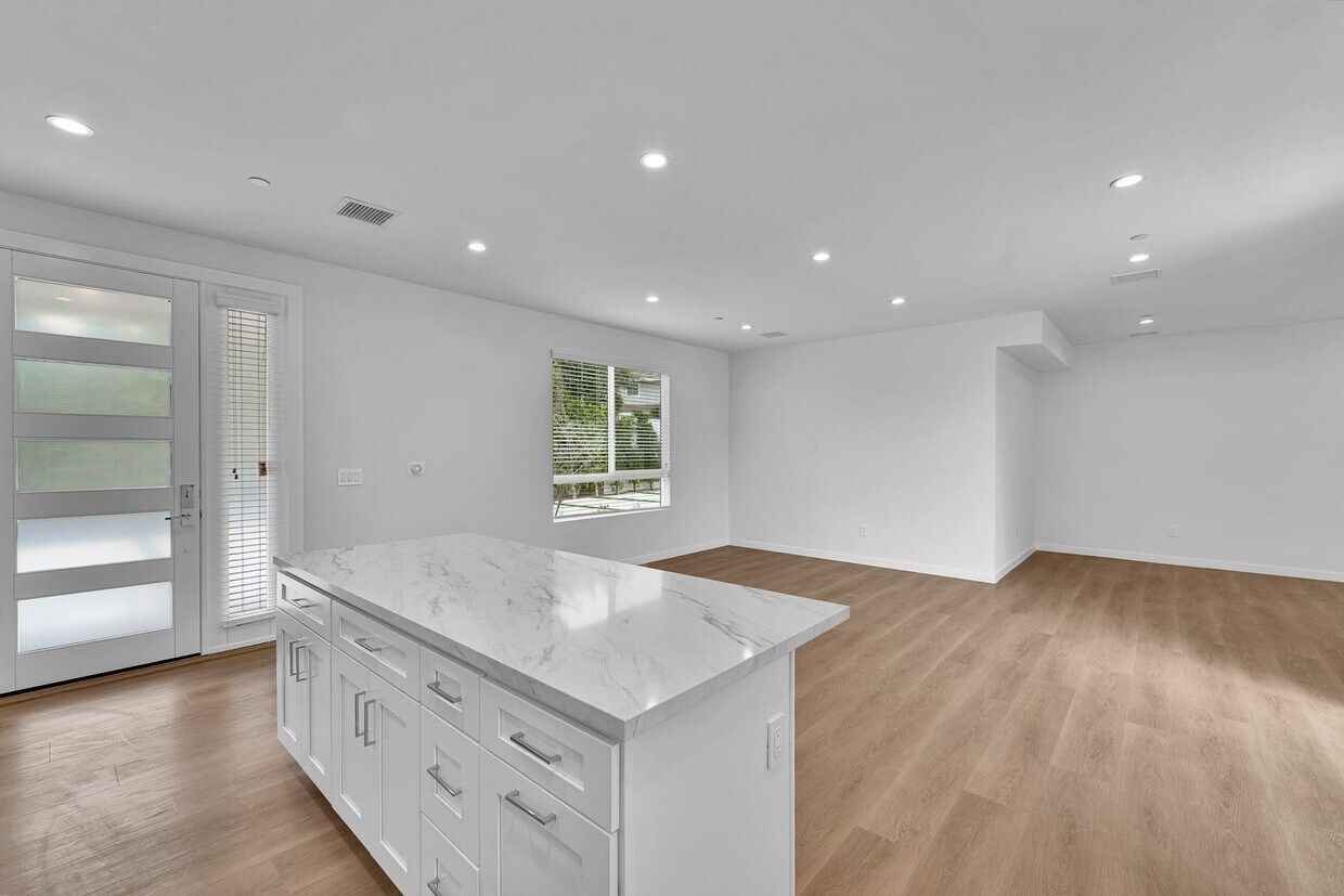 Foto principal - Modern Brand new 5-Bedroom Home for Lease ...