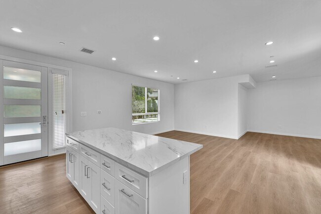 Foto del edificio - Modern Brand new 5-Bedroom Home for Lease ...
