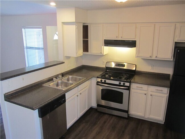 Foto del edificio - 2213 Yellow Jacket Ln