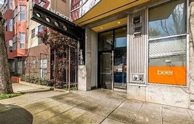Foto del edificio - Incredible Deal, 2 WEEKS FREE RENT/ TOP FLOOR Condo/PARKING INCLUDED!