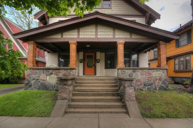 Building Photo - 360 Richard Terrace SE