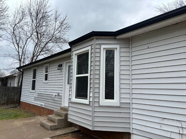 Foto del edificio - 392 Roselawn Dr