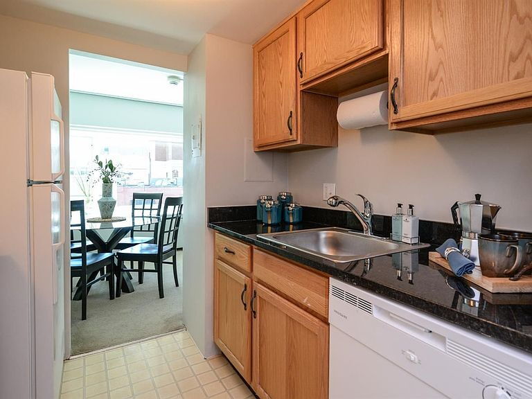 Primary Photo - "Chic Urban Living: Cozy 1-Bedroom Condo w...