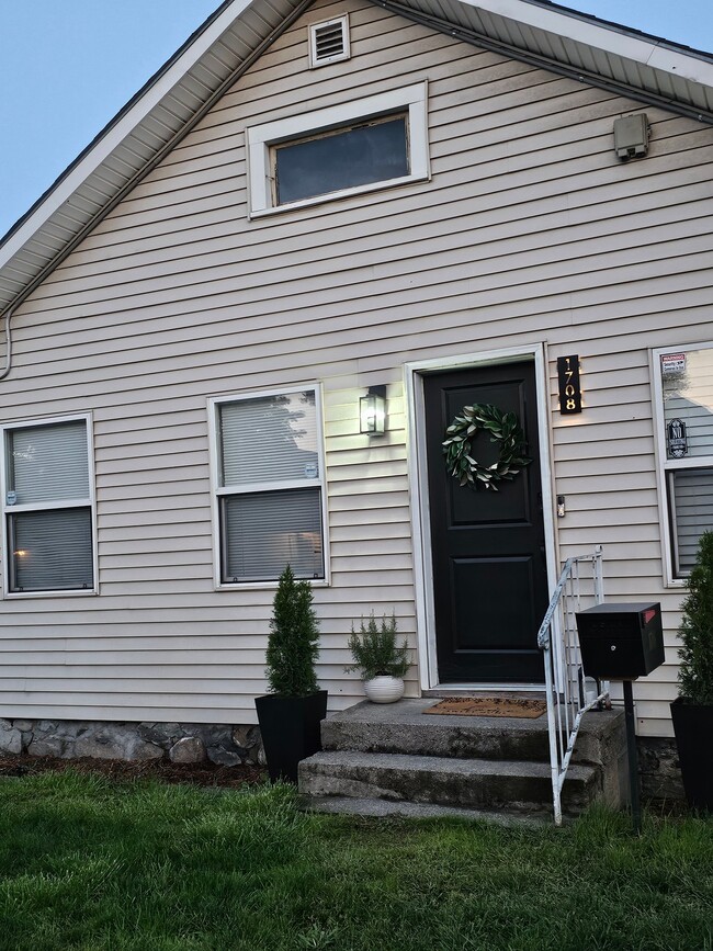 Building Photo - 1708 E Tilsley Pl