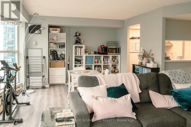 Building Photo - 77 Harbour Square