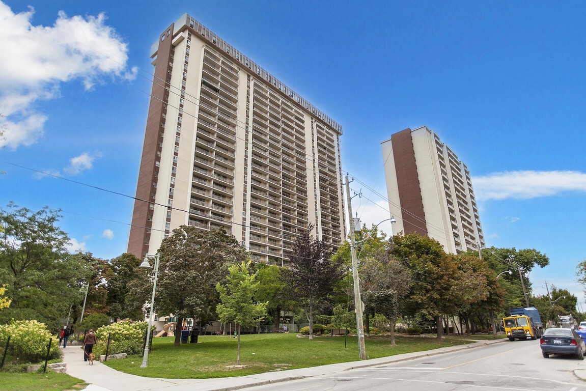 Upper Canada Court, Centre Apartments - 140 Erskine Av