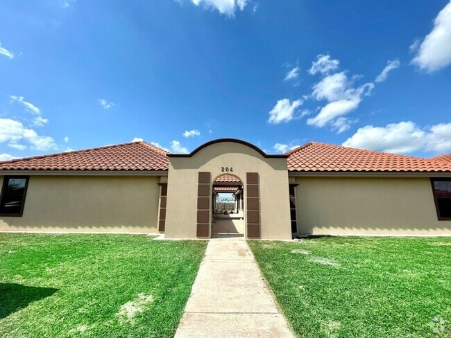 Building Photo - 204 S Ridge Ln