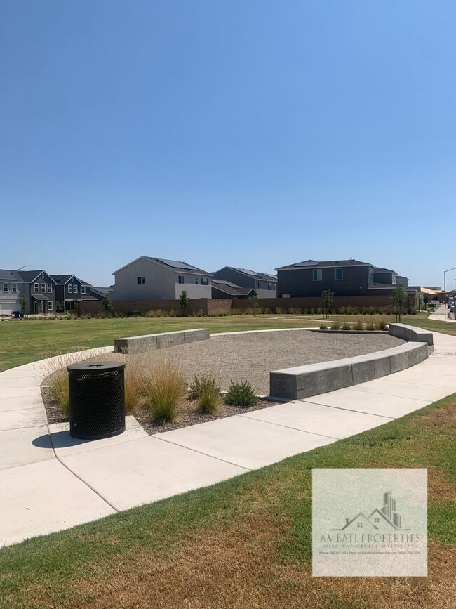 Building Photo - Brand New home in Clovis Unified School District with Solar!