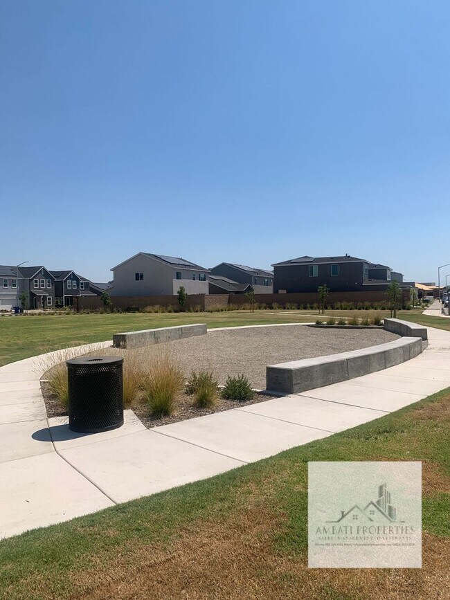 Foto del edificio - Brand New home in Clovis Unified School District with Solar!