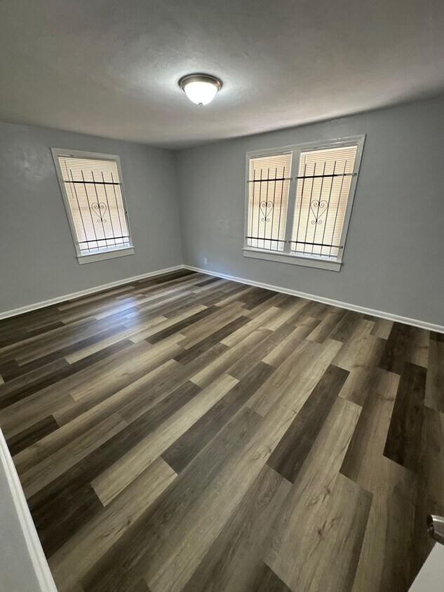 Foto principal - Fully renovated 2/1 single family residenc...