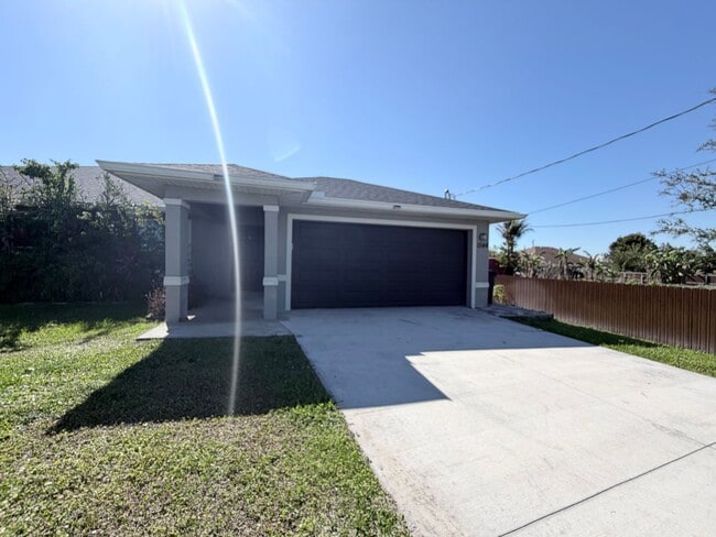 Building Photo - First Month's FREE !!! 2/2 plus Bonus Room