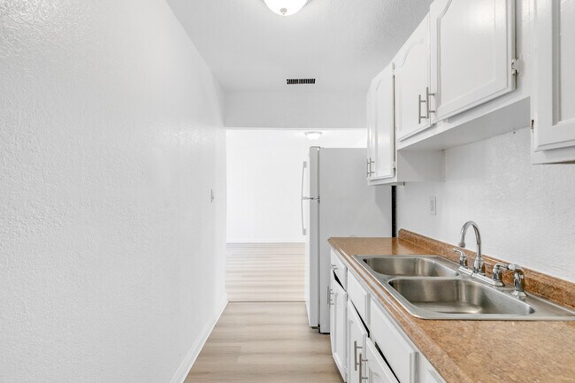 Foto del edificio - 832 W Colden Ave