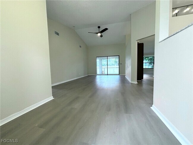 Building Photo - 2200 SW 40th St