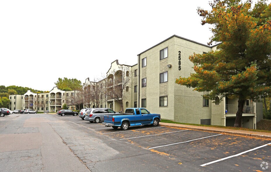 Pondview Apartments Rentals Maplewood, MN