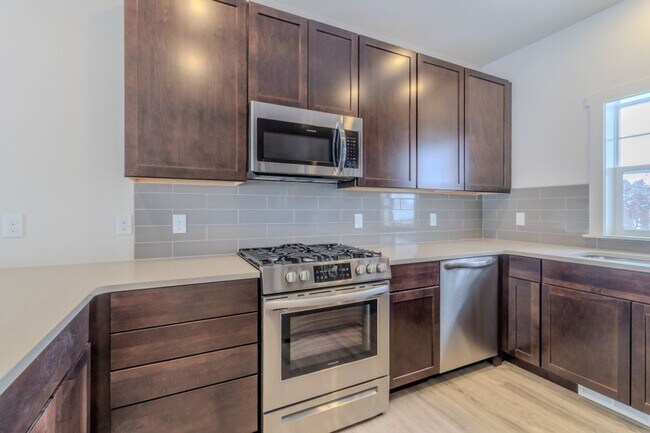 Building Photo - 1502 Simsbury St