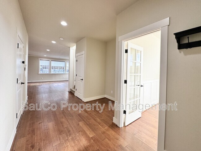 Building Photo - 7609 SW Applegate Dr