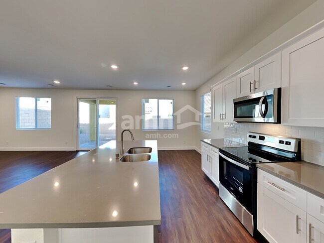 Foto del edificio - 8850 Carmine Cob Ave