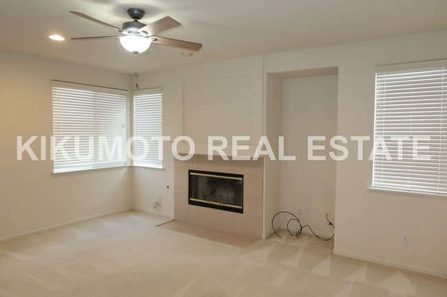 Foto del edificio - Lakefront 4 bedroom, 3 bath, 3 car  in the Lakeside Community