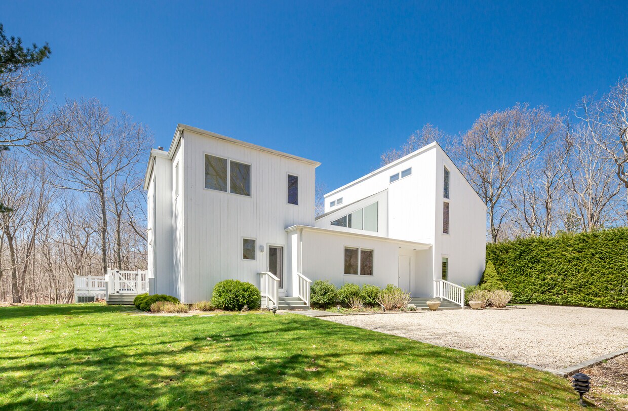 Primary Photo - 23 N Hollow Dr