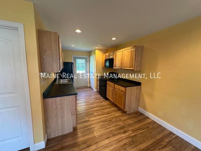 Building Photo - 11 Basketball Ct