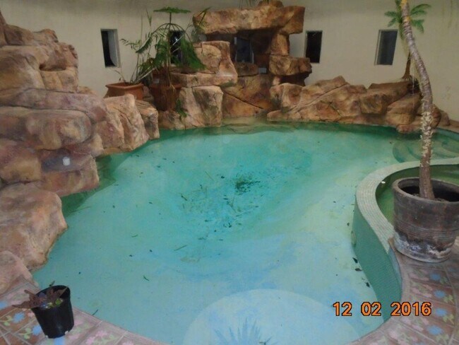 Foto del edificio - Large Underground House with indoor pool n...