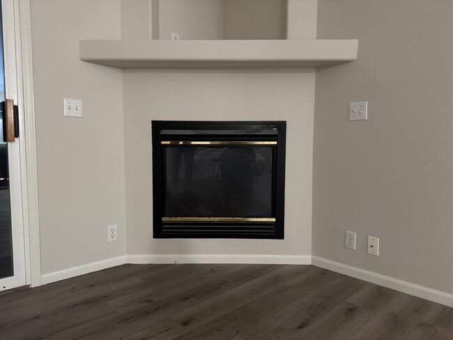 Building Photo - Move-In Ready 3-Bedroom Home with New Flooring & Fenced Yard