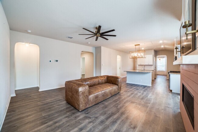 Building Photo - BETTER-THAN-NEW SINGLE STORY HOME IN RIVER...