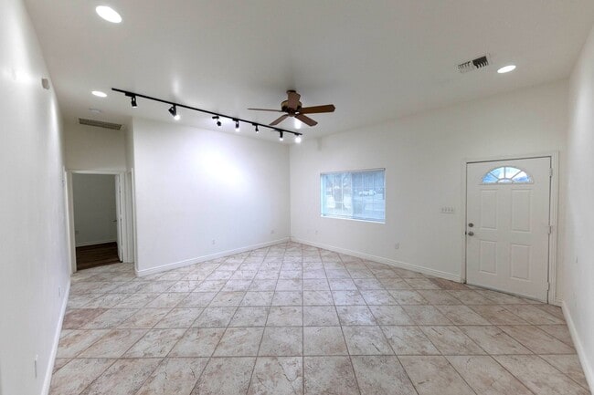 Building Photo - 4 bedroom home with pool walking distance ...