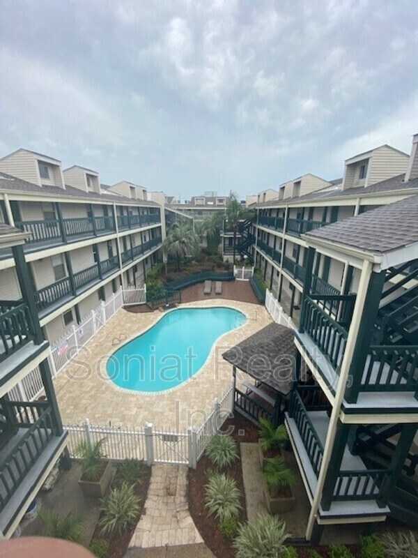 Foto del edificio - 2330 Edenborn Ave