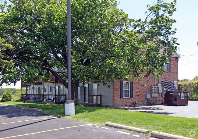 Building Photo - Oak Hill/Broadway