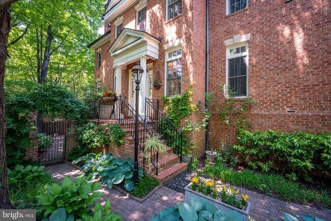 Foto del edificio - 2026 Mayfair McLean Ct
