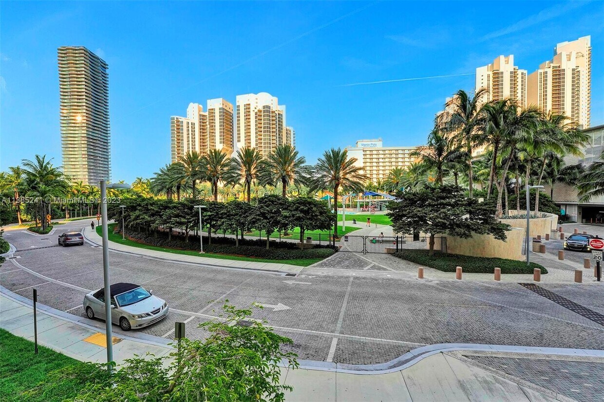 Primary Photo - 19370 Collins Ave
