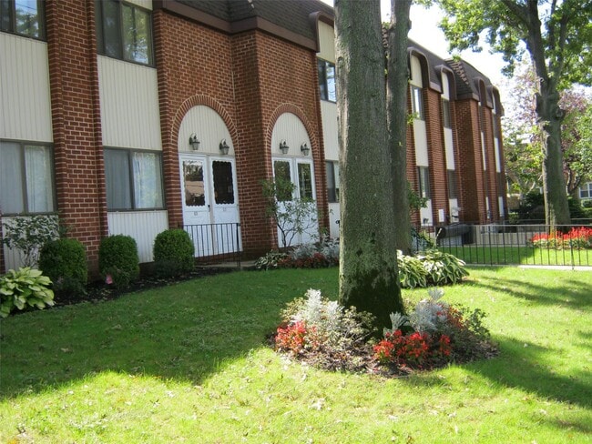 Building Photo - 665 Chestnut St