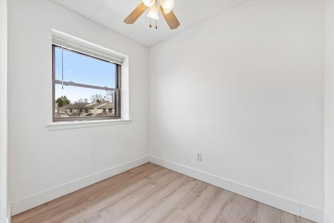 Building Photo - Recently Renovated 2BR Condo in Sought-After Goshen Valley