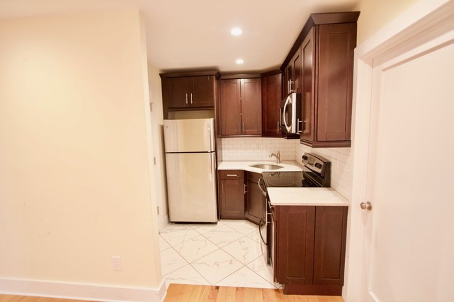 Building Photo - 1545 White Plains Rd