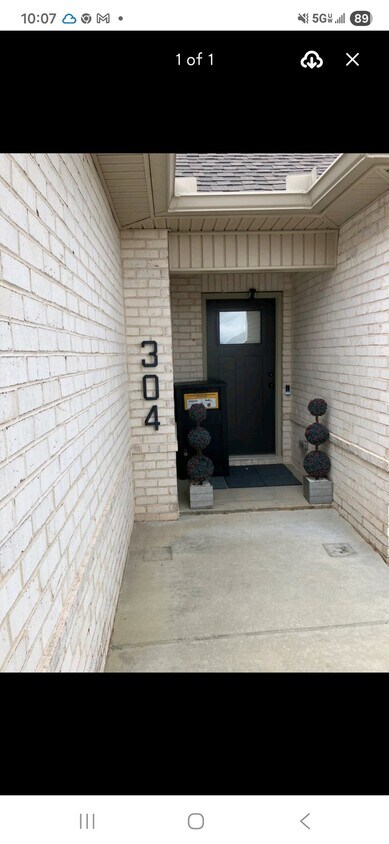 Foto del edificio - 304 Creek Ridge Dr